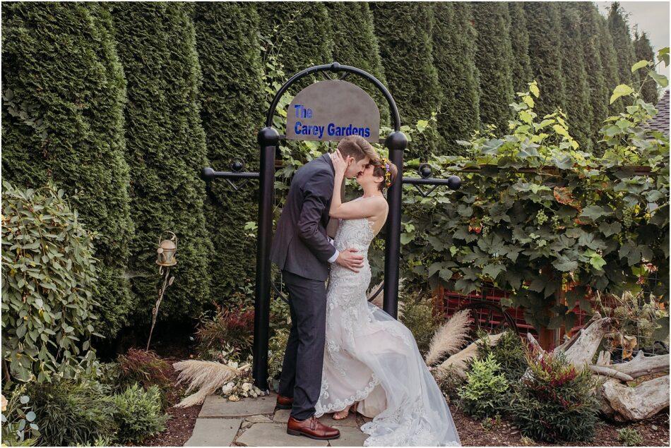 Carey Gardens Colorful Summer Wedding 0019 1 950x635 Carey Gardens Colorful Summer Wedding.