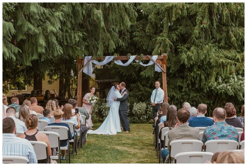 Amanda and Tim Classic Backyard Woodinville Wedding 0038 950x639 Amanda & Tim | Classic Backyard Edmonds Wedding